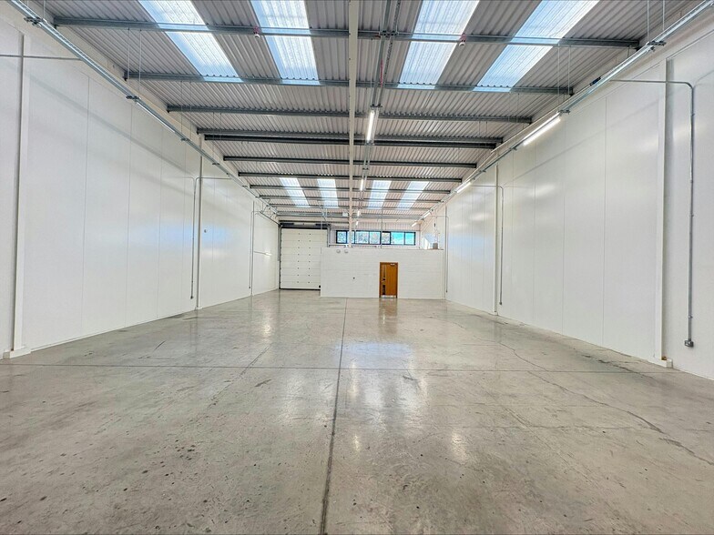 19A-19D Manasty Rd, Peterborough à louer - Photo du bâtiment - Image 3 de 10