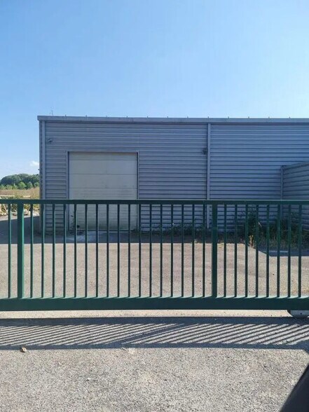 Flex dans Couëron à louer - Photo du bâtiment - Image 2 de 8