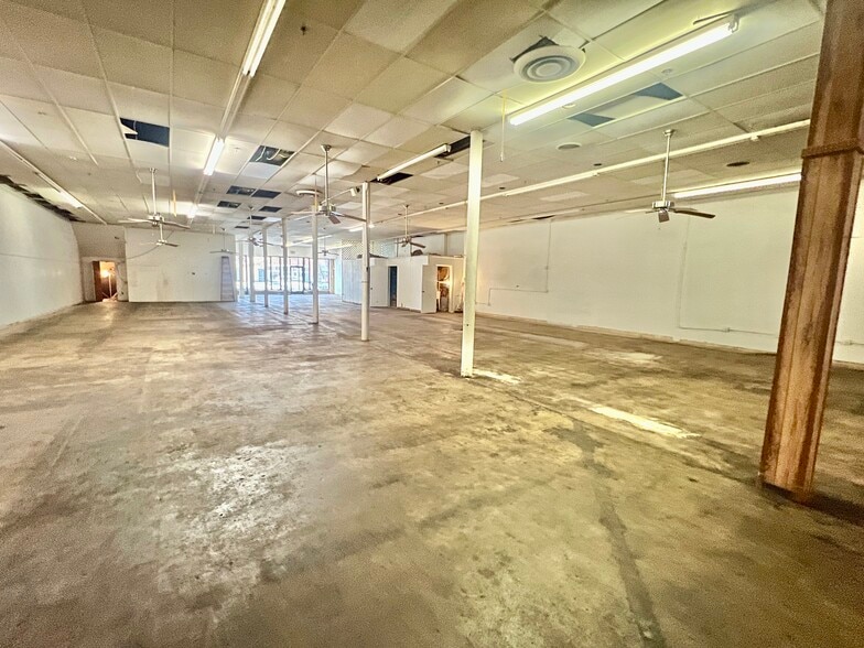 220 SW 25th St, Oklahoma City, OK for sale - Interior Photo - Image 2 of 31
