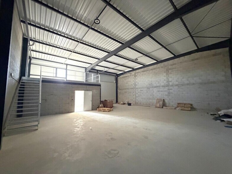 Flex in Mornant for lease - Interior Photo - Image 2 of 8