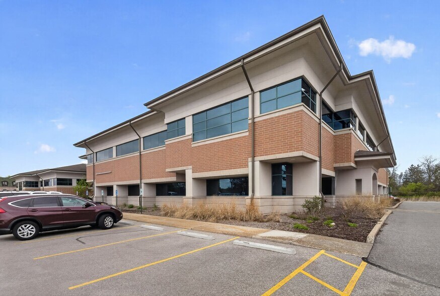17000 W North Ave, Brookfield, WI à louer - Photo du bâtiment - Image 2 de 34