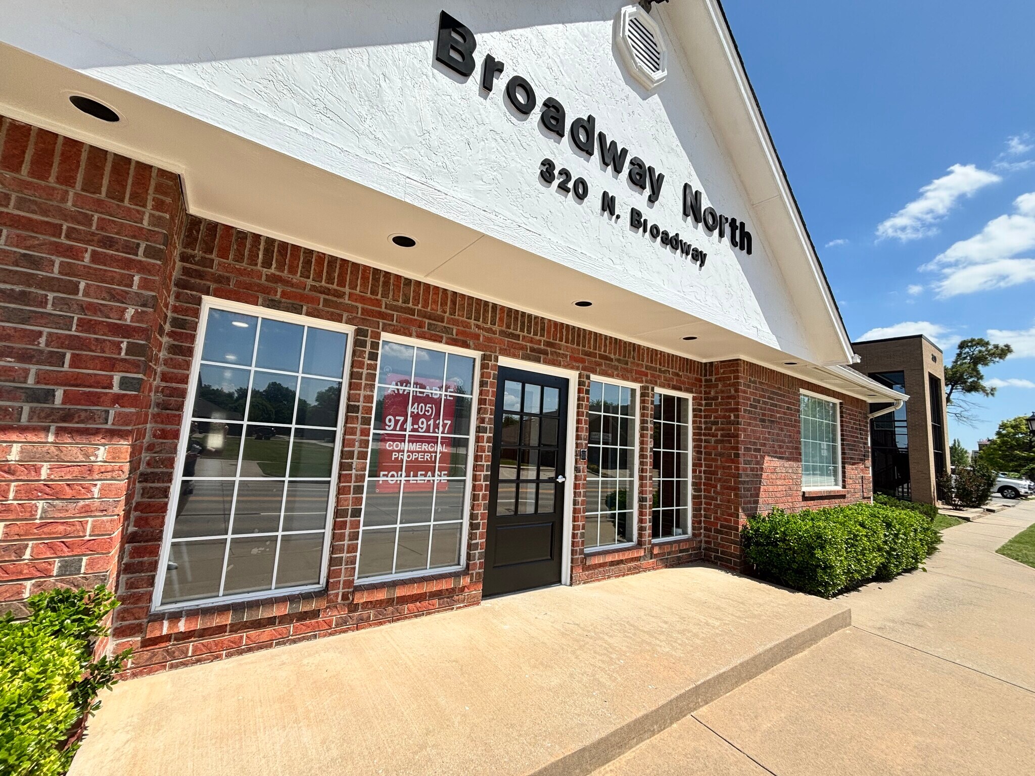 320 N Broadway, Edmond, OK à louer Photo du bâtiment- Image 1 de 14
