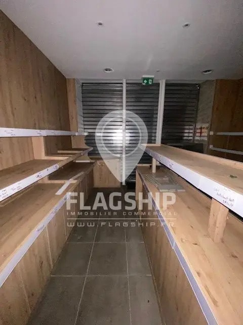 Retail in Paris for lease Building Photo- Image 1 of 9