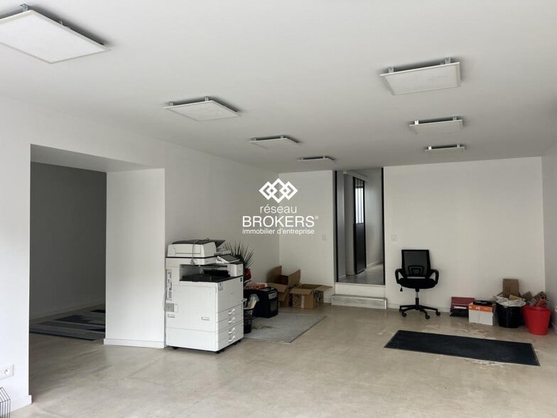 Retail in La Verpillière for sale - Interior Photo - Image 1 of 7