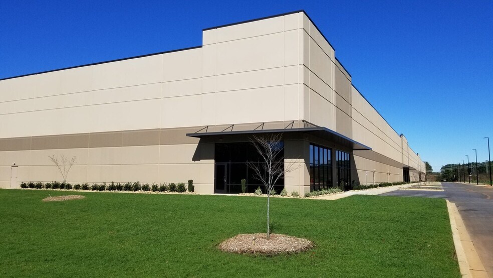 560 Commerce Park Dr, Greer, SC à louer - Photo du bâtiment - Image 2 de 6