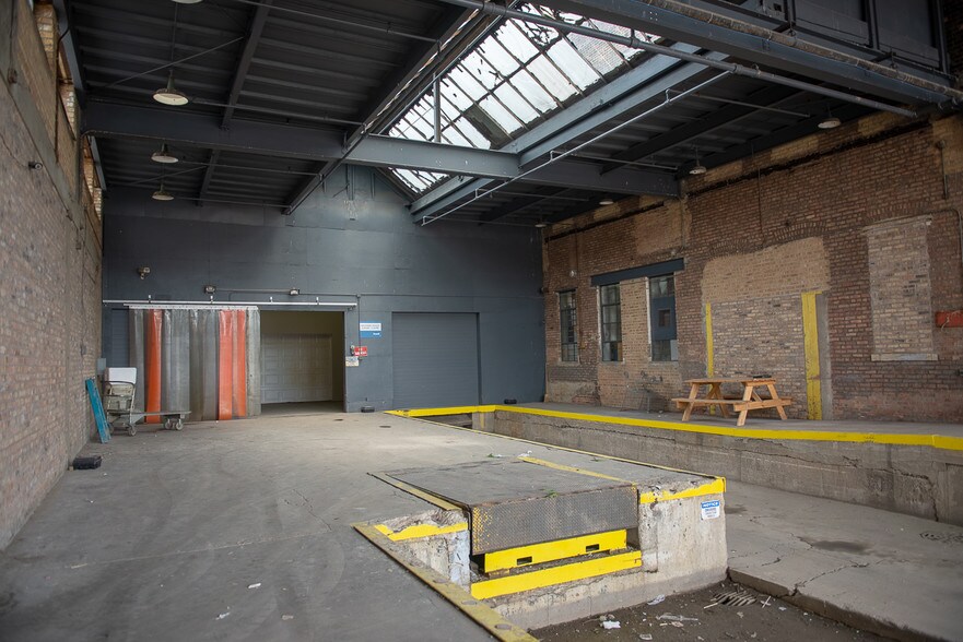 2415 W 19th St, Chicago, IL à louer - Photo du bâtiment - Image 3 de 21
