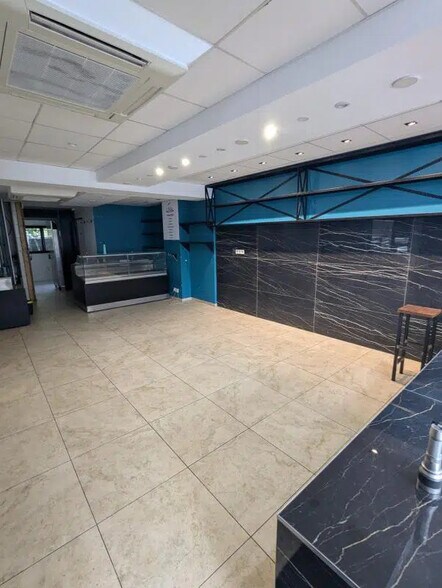 Retail in Levallois-Perret for lease - Interior Photo - Image 2 of 13