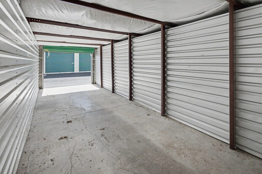 Halifax Rd Storage Units portefeuille de 1 propriétés à vendre sur LoopNet.ca - Photo du bâtiment - Image 2 de 91