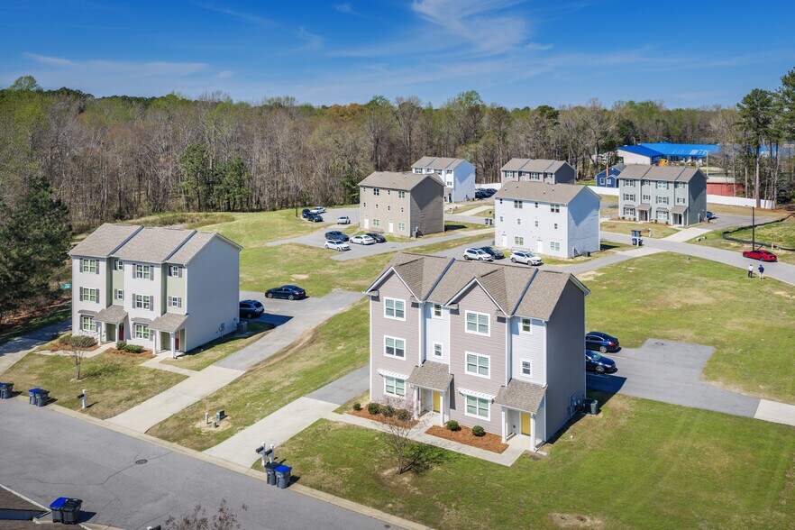 107 Calloway Ct, Rocky Mount, NC à vendre - Photo du bâtiment - Image 2 de 9