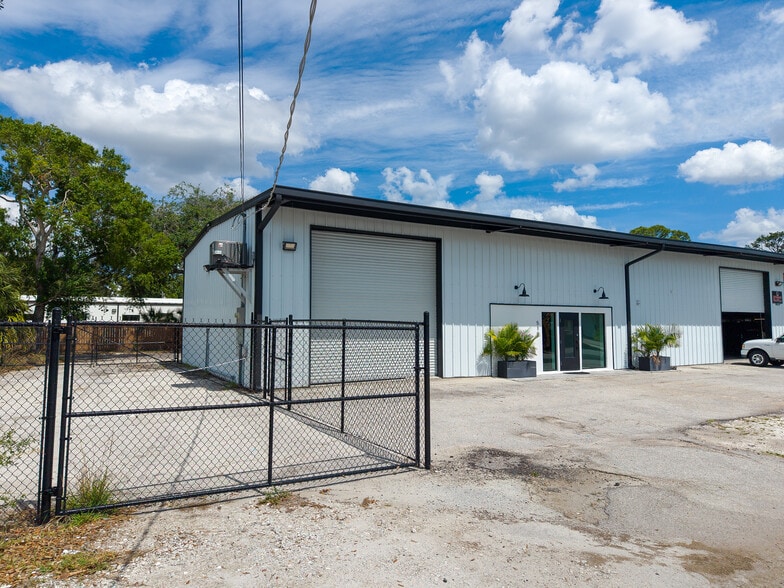 510 Mango Ave, Sarasota, FL à louer - Photo du bâtiment - Image 3 de 7