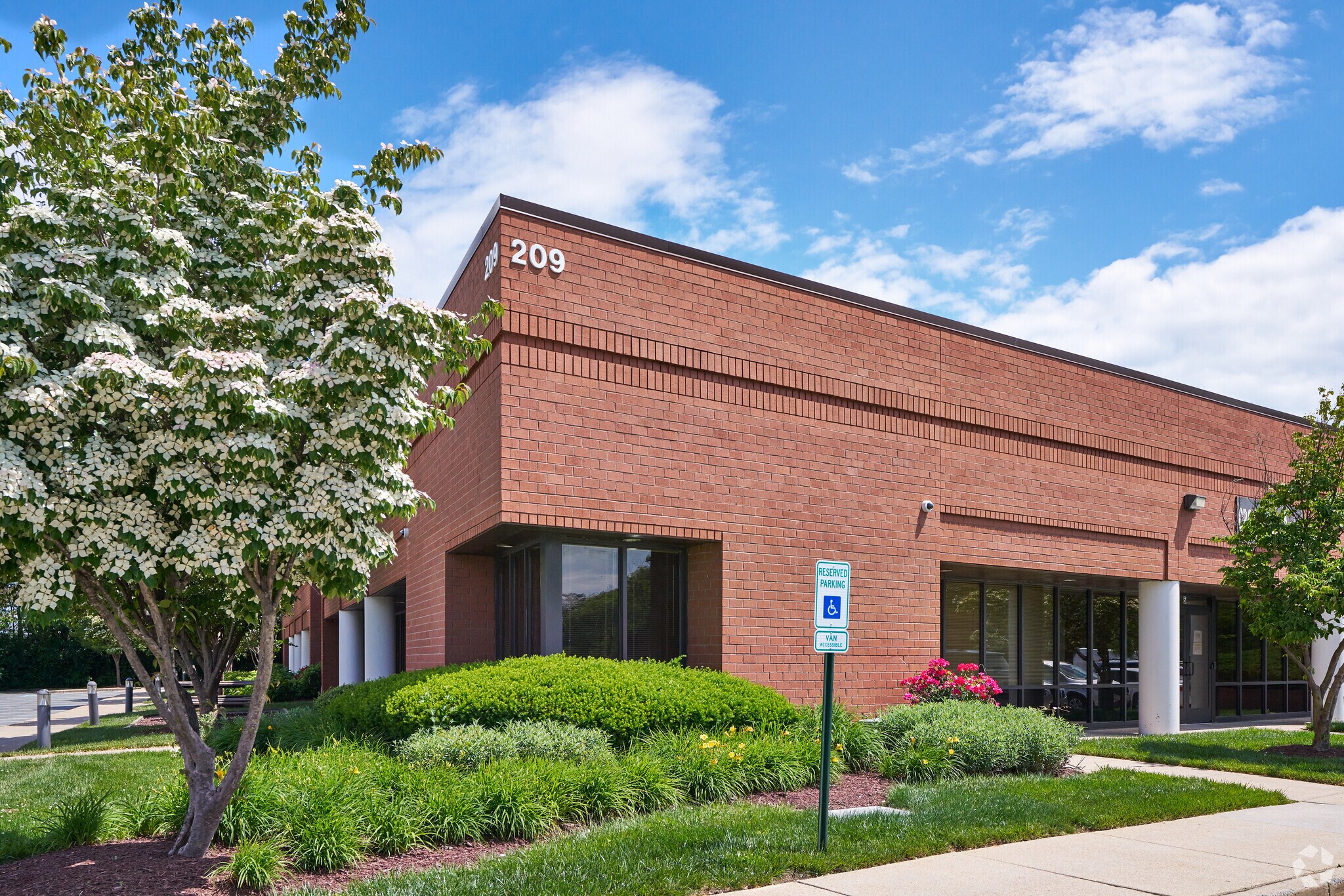 209 Perry Pky, Gaithersburg, MD à louer Photo du bâtiment- Image 1 de 16