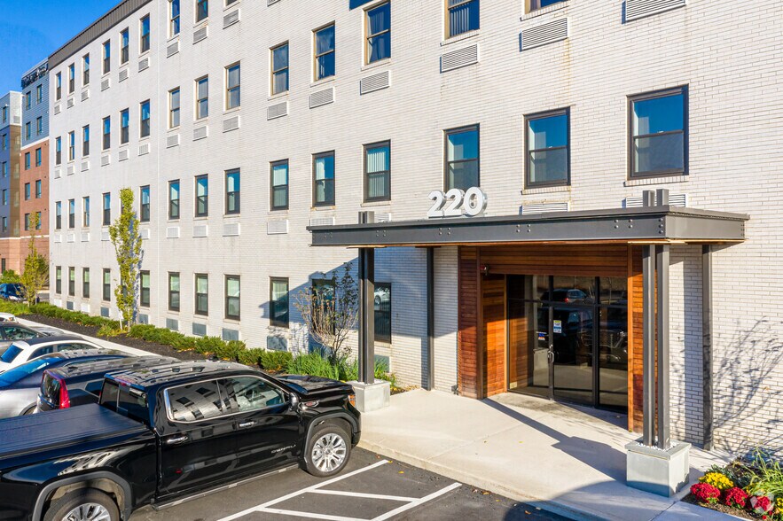 220 Forbes Rd, Braintree, MA à louer - Photo du bâtiment - Image 3 de 10