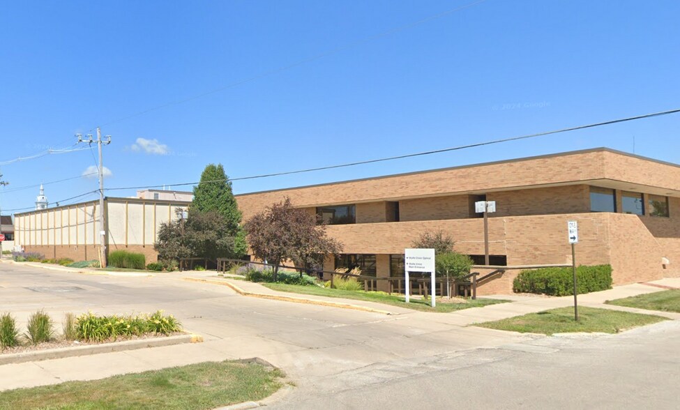 Investment Site/Leaseback/Redevelopment portefeuille de 4 propriétés à vendre sur LoopNet.ca - Photo du bâtiment - Image 2 de 3