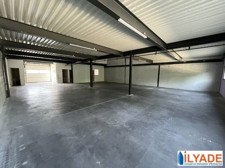 Flex in Le Thor for lease - Interior Photo - Image 3 of 6