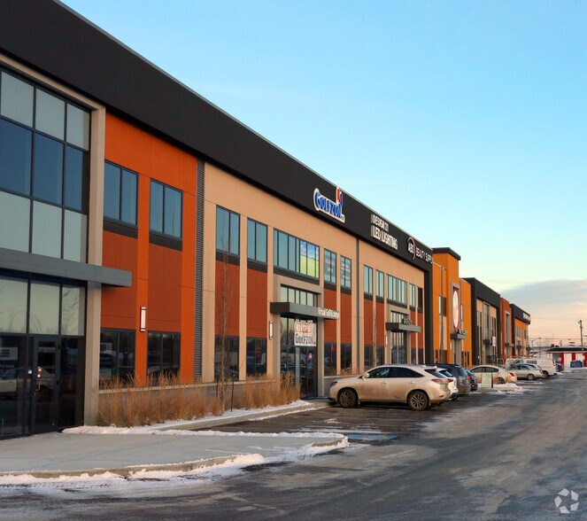 15350 111 Ave NW, Edmonton, AB à louer - Photo du bâtiment - Image 3 de 6