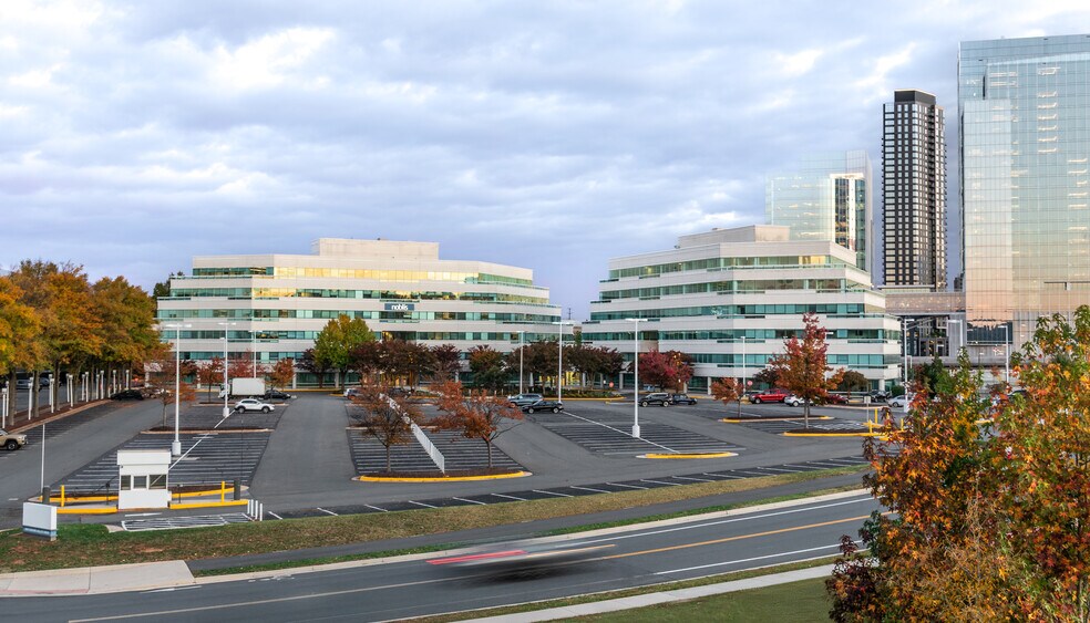 2002 Edmund Halley Dr, Reston, VA à louer - Photo du bâtiment - Image 2 de 6