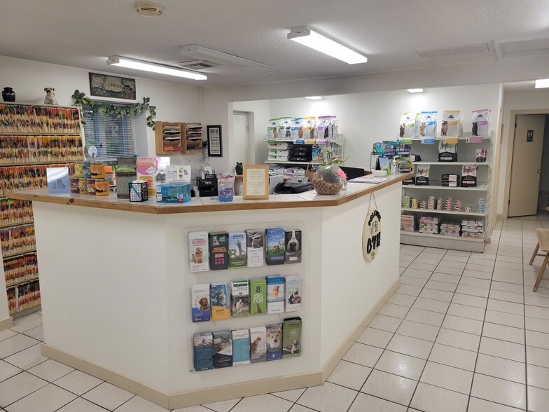 220 Brook St, Clinton, MA for sale - Interior Photo - Image 3 of 8