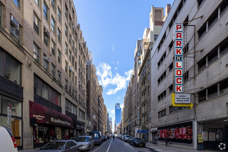 243 W 30th St, New York, NY for lease - Building Photo - Image 2 of 4