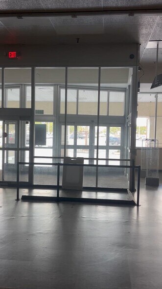 2620-2896 Tamiami Trl, Naples, FL à louer - Vidéo sur l’inscription commerciale - Image 2 de 16