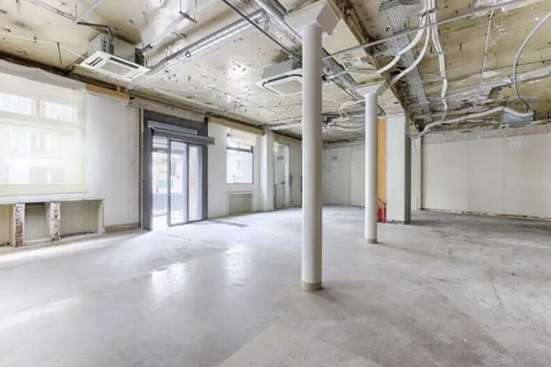Retail in Paris for lease Interior Photo- Image 1 of 3