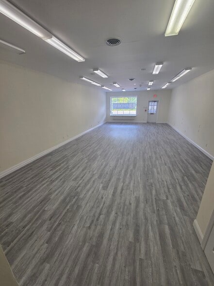 2468-2474 Montauk Hwy, Brookhaven, NY for lease - Interior Photo - Image 2 of 4