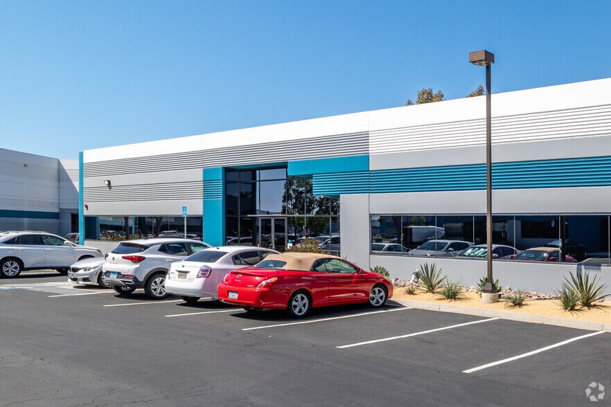 2728 Loker Ave W, Carlsbad, CA à louer - Photo du bâtiment - Image 2 de 4