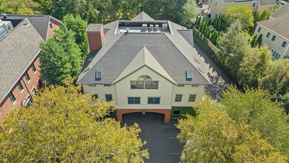 135 Rennell Dr, Southport, CT for sale - Building Photo - Image 2 of 17