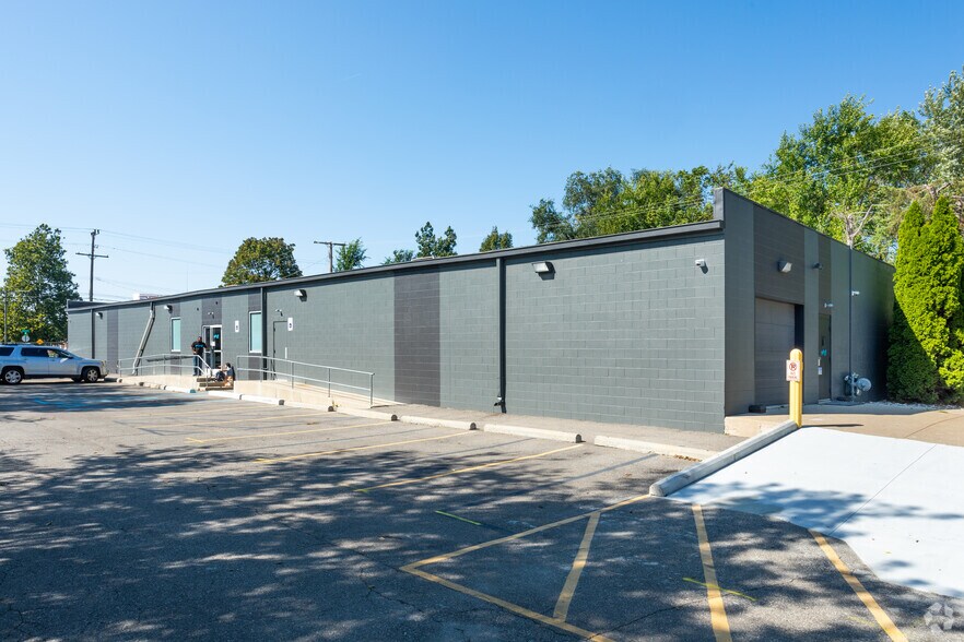 Harris Rd Properties portefeuille de 3 propriétés à vendre sur LoopNet.ca - Photo principale - Image 2 de 4