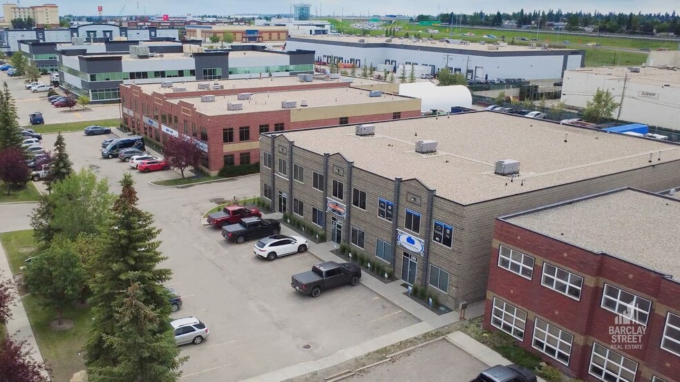 3255-3279 114th Ave SE, Calgary, AB à louer - Vidéo sur l’inscription commerciale - Image 2 de 6