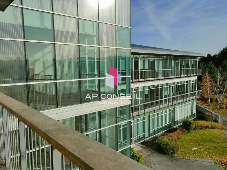 Bureau dans Voisins-le-Bretonneux à louer - Photo du bâtiment - Image 2 de 5