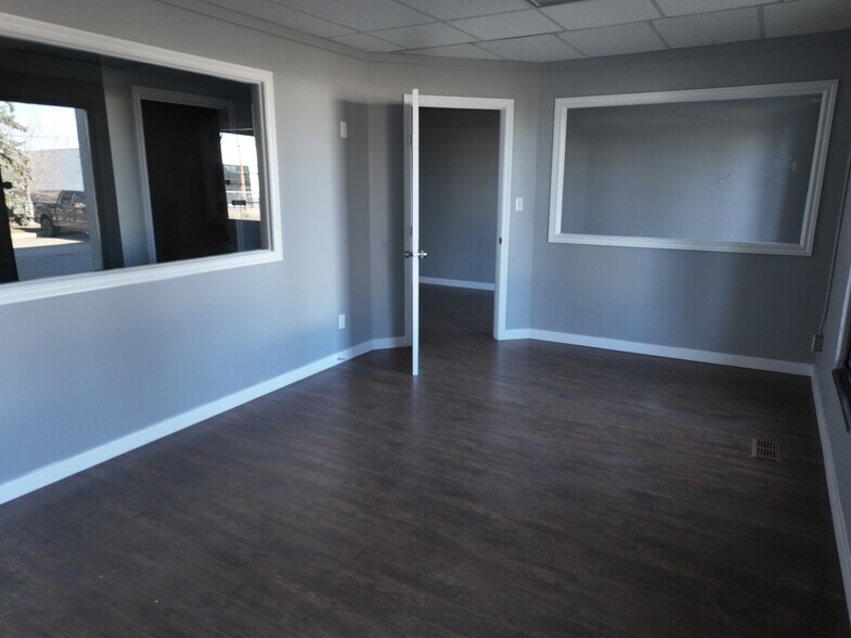 9803-9817 47th Ave NW, Edmonton, AB à louer - Photo du bâtiment - Image 3 de 6