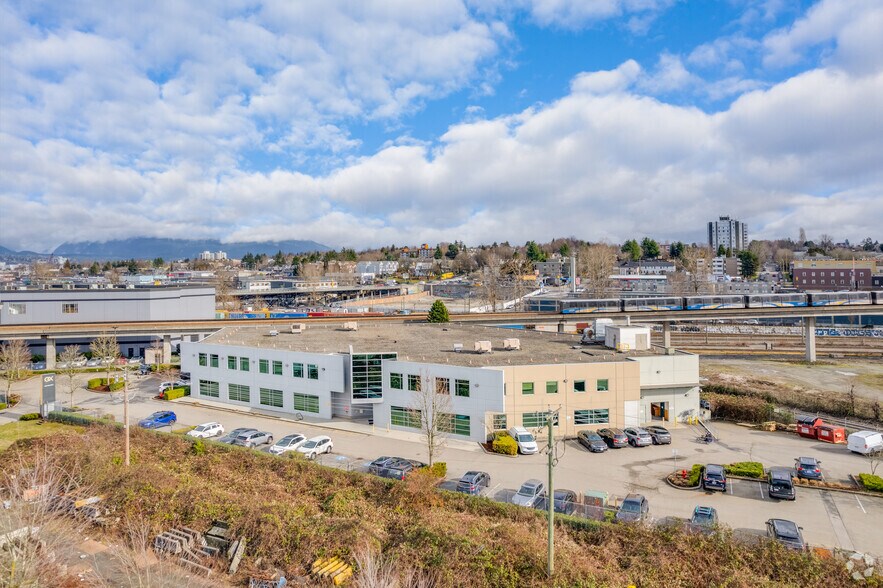 1868 Glen Dr, Vancouver, BC à louer - Photo du bâtiment - Image 2 de 6