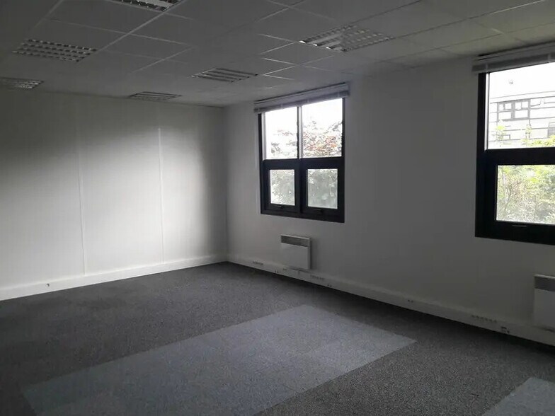 Office in Le Petit-Quevilly for lease - Interior Photo - Image 3 of 10