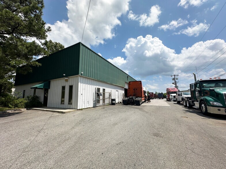 9 Aviation Ct, Garden City, GA à louer - Photo du bâtiment - Image 3 de 4