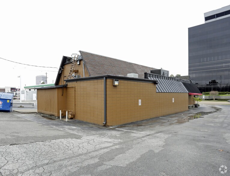 5355 Poplar Ave, Memphis, TN à vendre - Photo du bâtiment - Image 3 de 4