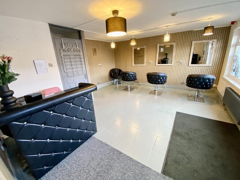 63 Chemical Rd, Swansea à vendre - Photo du bâtiment - Image 2 de 36