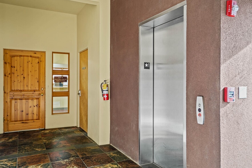 404 Kiva Ct, Santa Fe, NM for lease - Interior Photo - Image 3 of 16