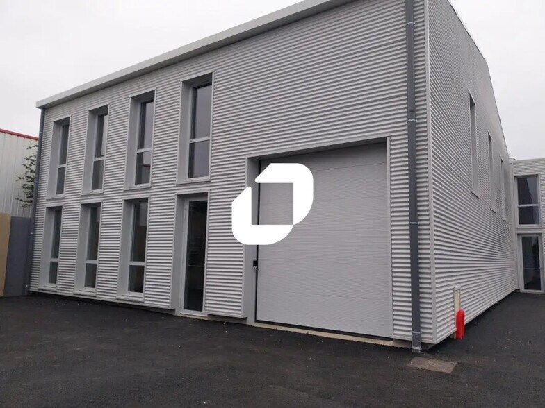 Flex in Chassieu for lease - Building Photo - Image 2 of 8