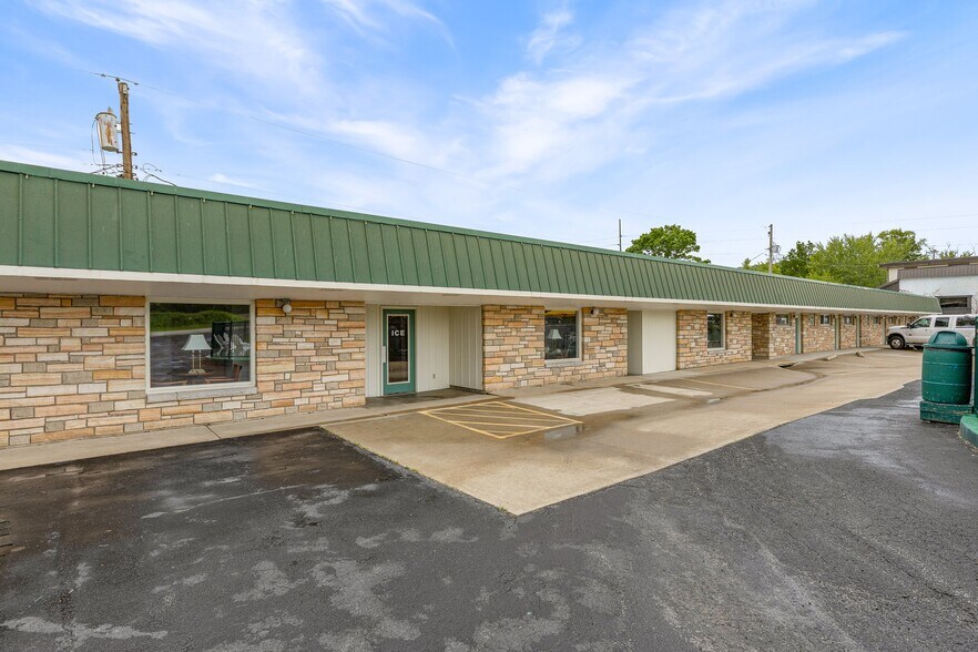 310 S McCune St, Pilot Knob, MO à vendre - Photo du bâtiment - Image 3 de 59