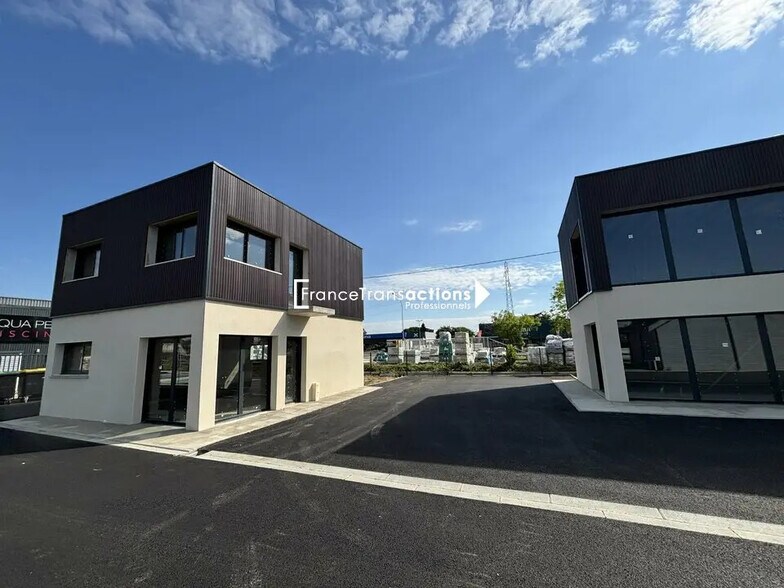 Commerce de détail dans Saint-Alban à louer - Photo du bâtiment - Image 2 de 5