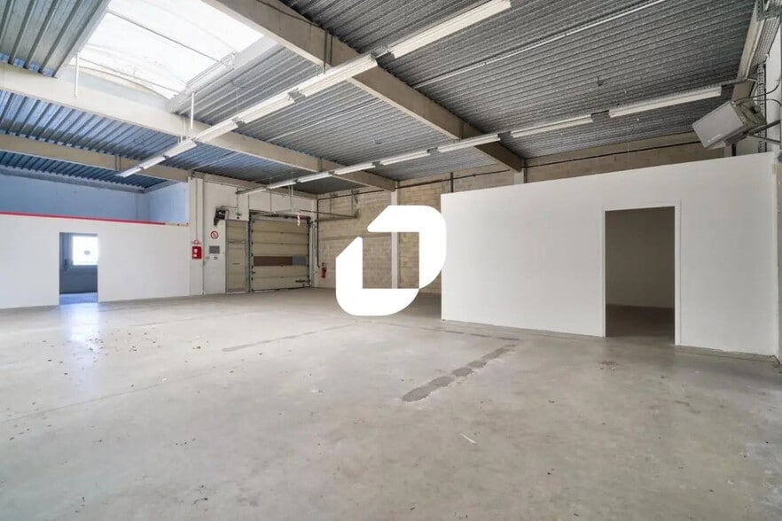 Flex in Lognes for lease - Interior Photo - Image 3 of 7