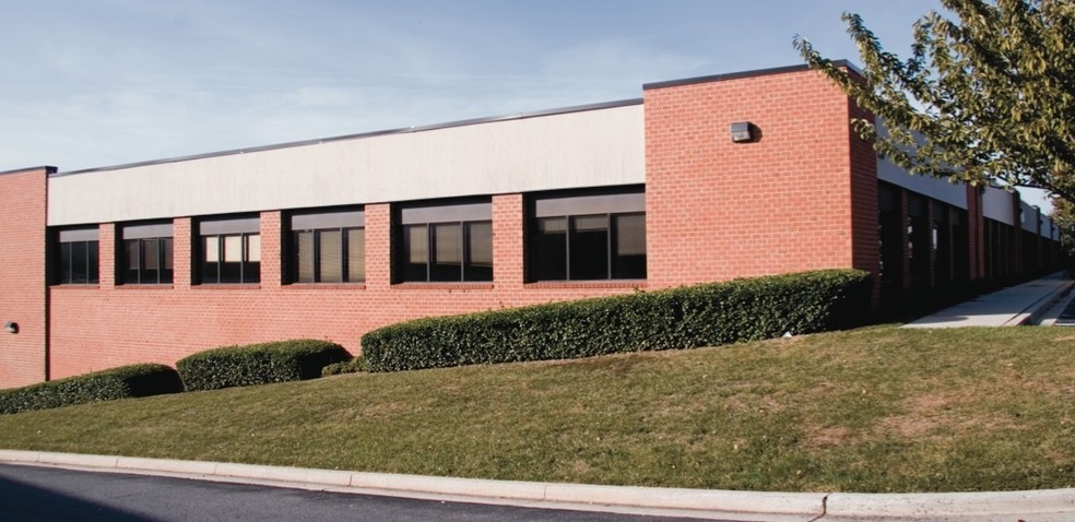 220 Girard St, Gaithersburg, MD for lease - Primary Photo - Image 1 of 6