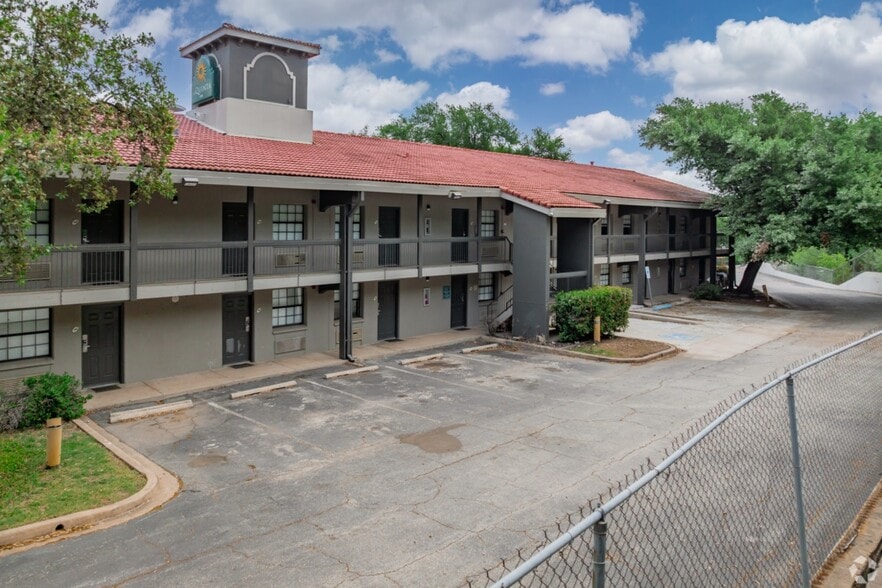 6511 W Military Dr, San Antonio, TX à vendre - Photo du bâtiment - Image 3 de 34