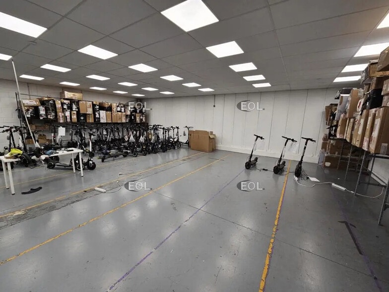 Flex in Villejuif for lease - Interior Photo - Image 2 of 11