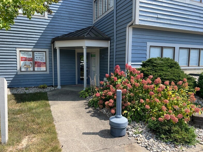 1010 Ohio Pike, Cincinnati, OH for lease - Building Photo - Image 2 of 14