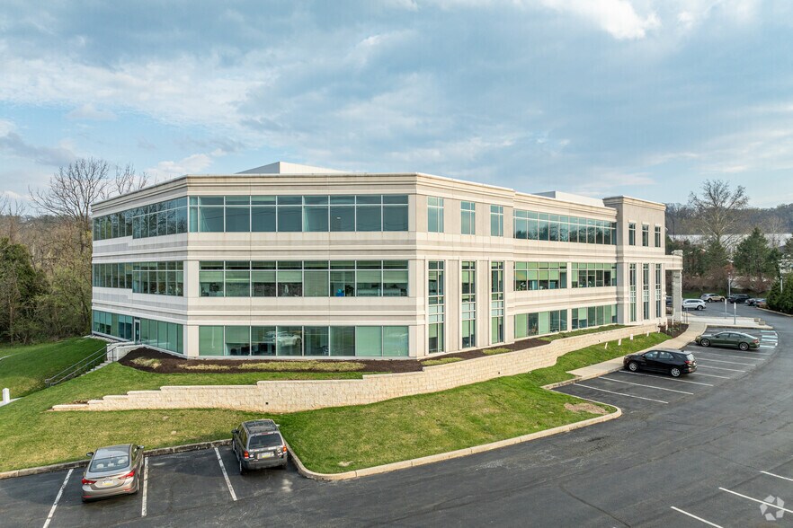 100 Deerfield Ln, Malvern, PA à louer - Photo du bâtiment - Image 2 de 13