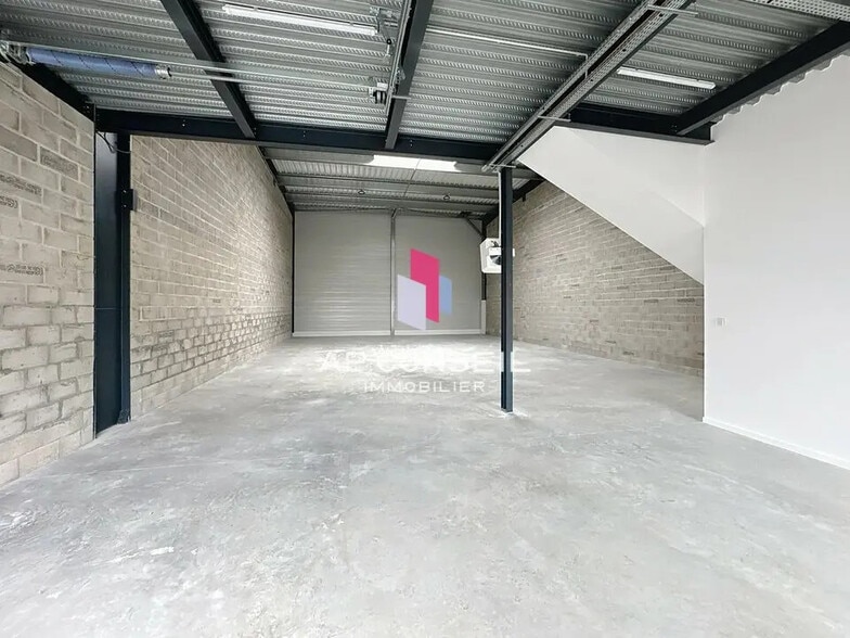 Flex in Les Mureaux for lease - Interior Photo - Image 2 of 12