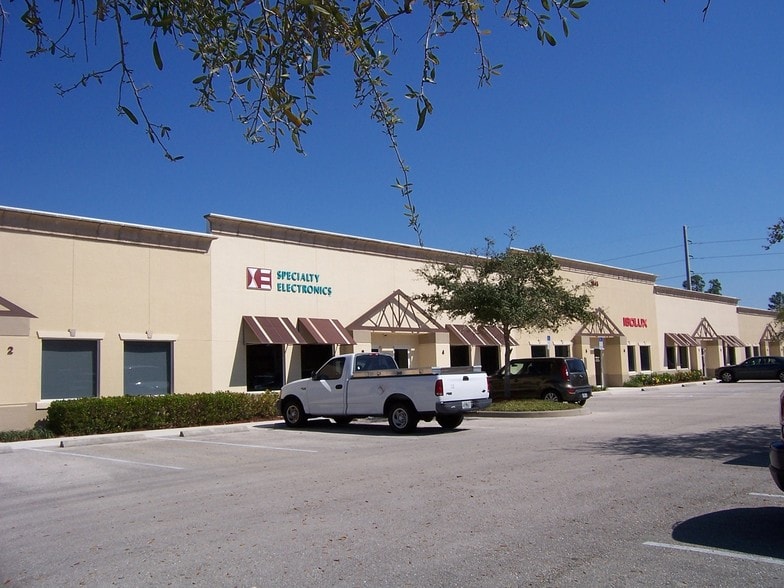 1045 Collier Center Way, Naples, FL à louer - Photo du bâtiment - Image 3 de 29