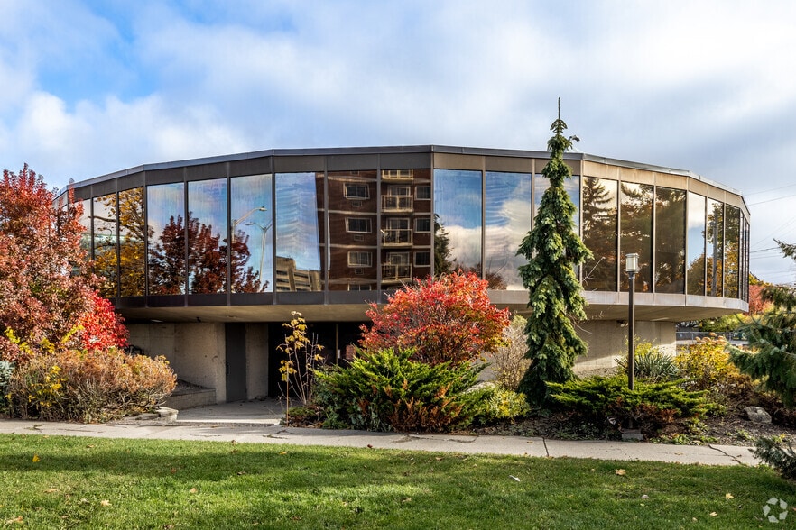 2300 Carling Ave, Ottawa, ON à louer - Photo du bâtiment - Image 3 de 23