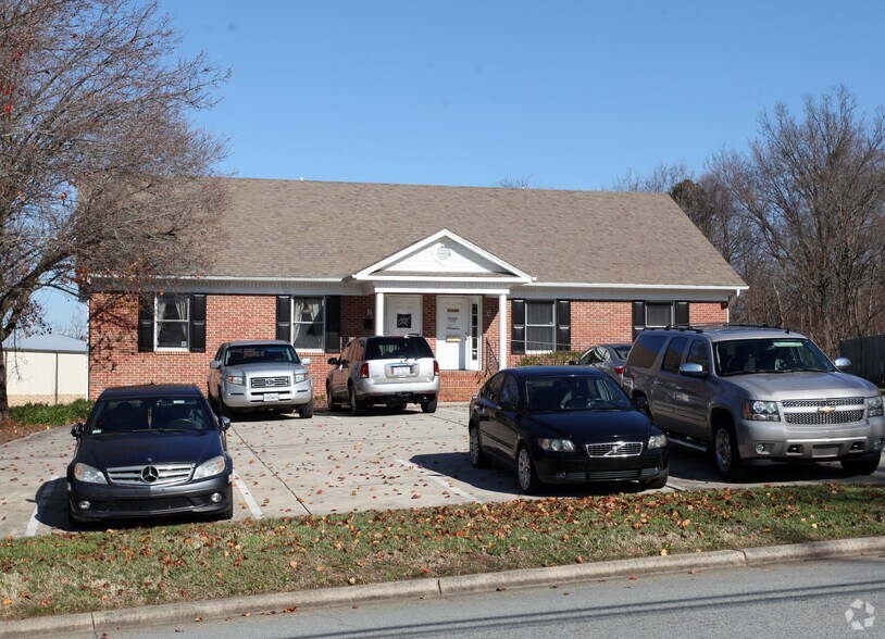 207 Oakdale Rd, Jamestown, NC à louer - Photo du bâtiment - Image 2 de 5